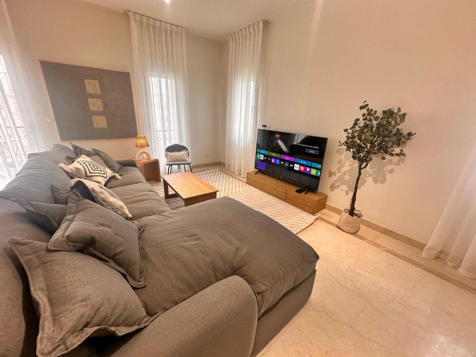 In Boulevard Overlooking Swimming Pool Apartment *