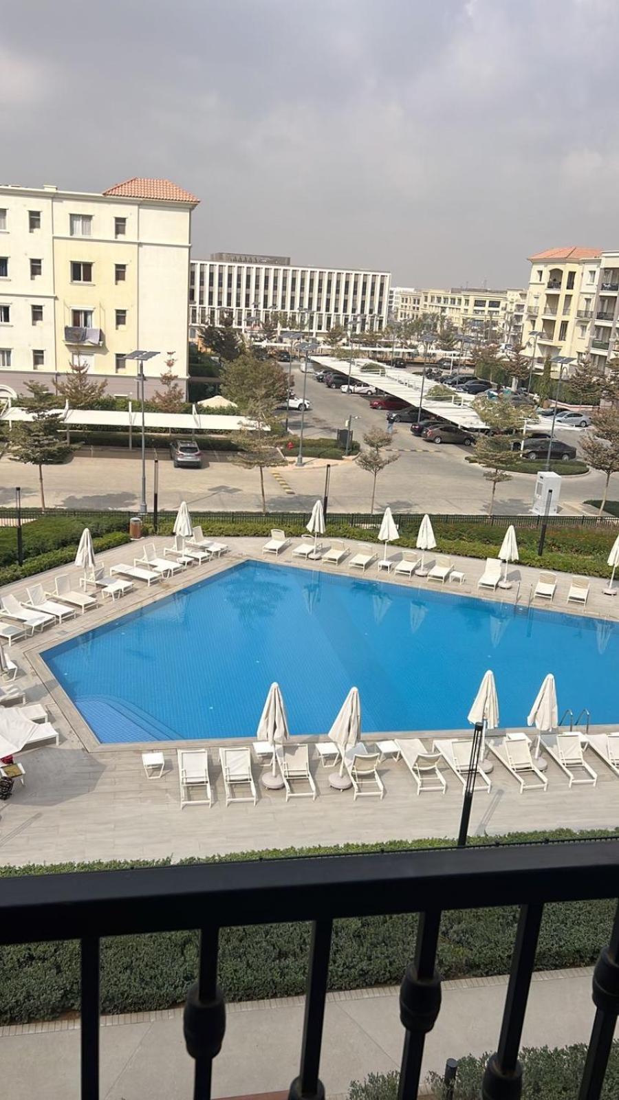 In Boulevard Overlooking Swimming Pool Apartment Cairo
